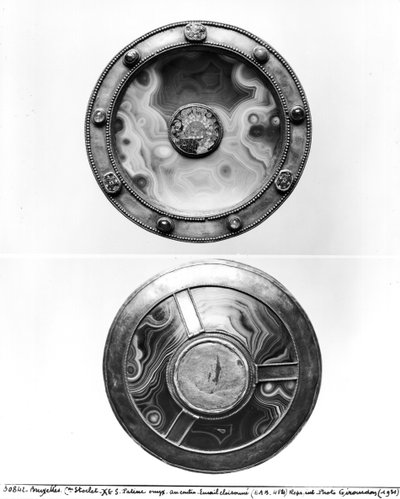 Pisside con un medaglione raffigurante l